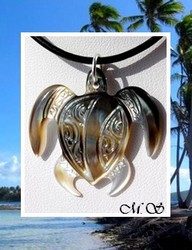 Moana Collection / Collier Tortue Temehani Marquisienne Nacre de Tahiti 3.5cm Reflets Clairs/Ocres Colorés / Cordon Noir (photos contractuelles)