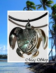 Moana Collection / Collier Tortue Temehani Marquisienne 3.5cm Nacre de Tahiti Reflets Colorés / Cuir Noir (photos contractuelles)