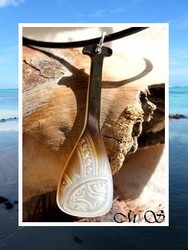 Moana Collection / Collier Rame Vaa' Teora Marquisienne Nacre de Tahiti H6cm Reflets Clairs-Marrons / Cuir Noir (photos contractuelles)