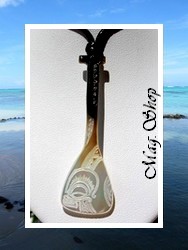 Moana Collection / Collier Rame Vaa' Tiki Tevaa Marquisienne Nacre de Tahiti H5.8cm Reflets Clairs-Ocres / Coton Noir (photos non contractuelles)