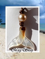 Moana Collection / Collier Queue de Baleine Tevairoa Marquisienne / Nacre de Tahiti 3cm Clairs/Marrons & Perle Ronde de Tahiti 10.45mm/C Ocres/Champagnes / Coton Couleur Coco ( photos contractuelles)