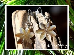 Fleurs Collection / Boucles d'Oreilles Tiaia Tavana Fleurs de Tiaré 2cm Nacre de Tahiti Reflets Clairs/Ocres / Argent 925 (0.26g) (photos contractuelles)