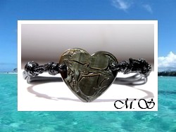 Marquises Collection / Bracelet Coeur Timeti Dauphin Marquisien Nacre 2.4cm de Tahiti Reflets Ocres / Taille Réglable Coton Noir (photos non contractuelles)