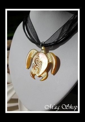 Tortue Moana Marquisienne Vagues Collier Nacre de Tahiti 3.5cm Reflets Ambres-Dorés MAG.SHOP