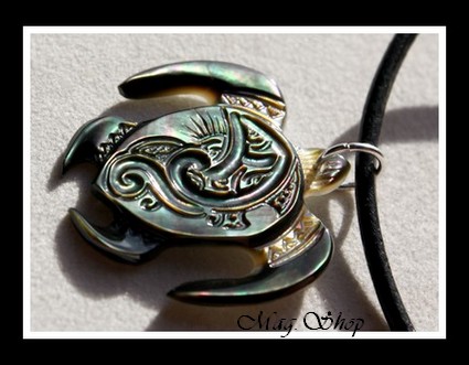 Tortue Moana Marquisienne Vagues Collier Nacre de Tahiti 3.5cm Reflets Foncés Colorés MAG.SHOP