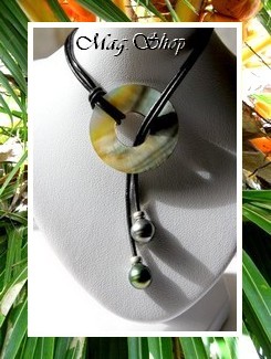 Collection LAGON / Collier Tuamotu Nacre Ajourée de Tahiti 3cm / 2 Perles Cerclées de Tahiti Gris 9.50mm/C & Gris/Verts Foncés 8.75mm/C / Cuir Noir (photos non contractuelles)