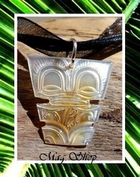 Marquises Collection / Collier Tiki Tuka Marquisien H:2.5cm Nacre Sculptée & Gravée de Tahiti Reflets Clairs / Cordons Couleur Noir (photos contactuelles)