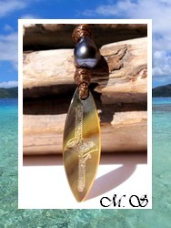 Moana Perles Collection / Collier Planche de Surf Tutea Raie Marquisienne Nacre de Tahiti H:3.5cm & Perle Semi-Baroque de Tahiti 8.55mm/D Gris/Bleus Foncés / Coton Couleur Coco (photos contactuelles)