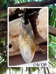 Moana Collection / Collier Planche de Surf Uturoa Marquisienne Nacre de Tahiti H:4cm Reflets Clairs/Ocres / Coton Noir (Photos contractuelles)