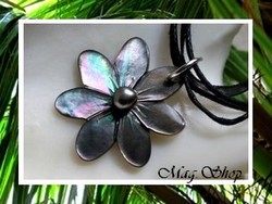 Archipels Collection / Collier Vaianae Fleur de Tiaré Nacre de Tahiti 2.5cm & Perle Keishi de Tahiti 4.30mm/A Reflets Gris / Cordons Couleur Noir (photos non contractuelles)