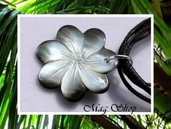 FLEURS Collection / Collier Vaianae Fleur de Tiaré Nacre de Tahiti 3.5cm Reflets Gris Colorés / Cordons Couleur Noir (photos non contractuelles)