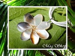 Fleurs Collection / Collier Vaianae Fleur de Tiaré Nacre de Tahiti 2.9cm Reflets Mi-Teintes Clairs/OCres / Cordons Blancs (photos non contractuelles)