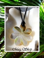 Fleurs Collection / Collier Vaihi Fleur de Tiaré Nacre de Tahiti 3.7cm Reflets Mi-Teintes Clairs-Dorés-Ambrés / Taille Réglable Coton Noir (photos non contractuelles)