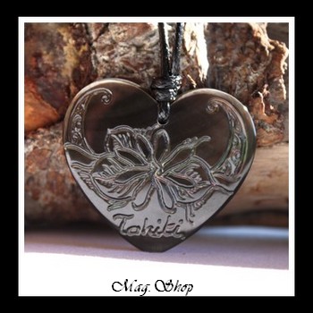 Vaihitia Collier Coeur Fleur de Tiaré Nacre de Tahiti gravé TAHITI Modèle 7 MAG.SHOP