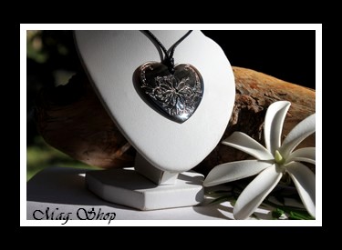 Vaihitia Collier Coeur Fleur de Tiaré Nacre de Tahiti gravé TAHITI Modèle 7 MAG.SHOP