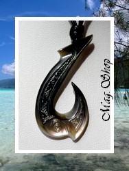 Moana Collection / Collier Hameçon Vaimahuta Marquisien H:4.5cm / Nacre de Tahiti Reflets Ocres / Coton Couleur Noir ( photos non contractuelles)