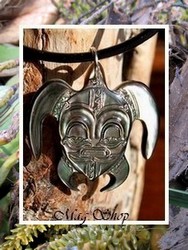 Moana Collection / Collier Tortue Tiki Vairao Marquisien Nacre de Tahiti  H:3.3 Reflets Foncés / Cuir Noir (photos non contractuelles)