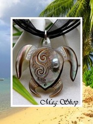 Archipels Collection / Collier Tortue Vanihei Vagues 3.5cm Nacre de Tahiti Reflets Clairs/Marrons & Perle Keishi de Tahiti 4.50mm/A Reflets Gris Clairs / Cordons Noir (photos non contractuelles)